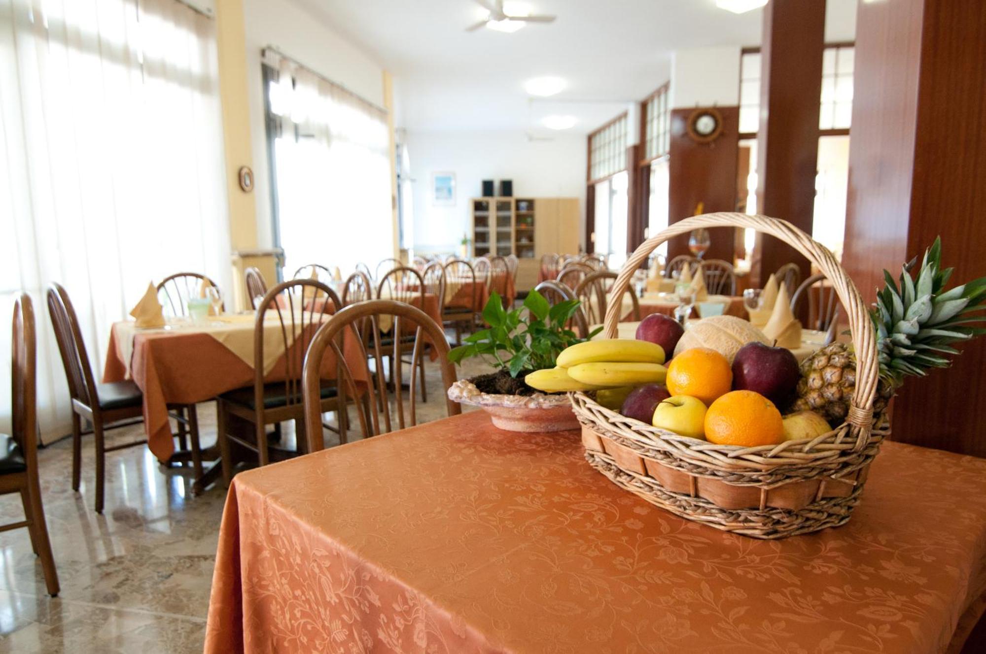 Hotel Milan Rosolina Mare Zewnętrze zdjęcie